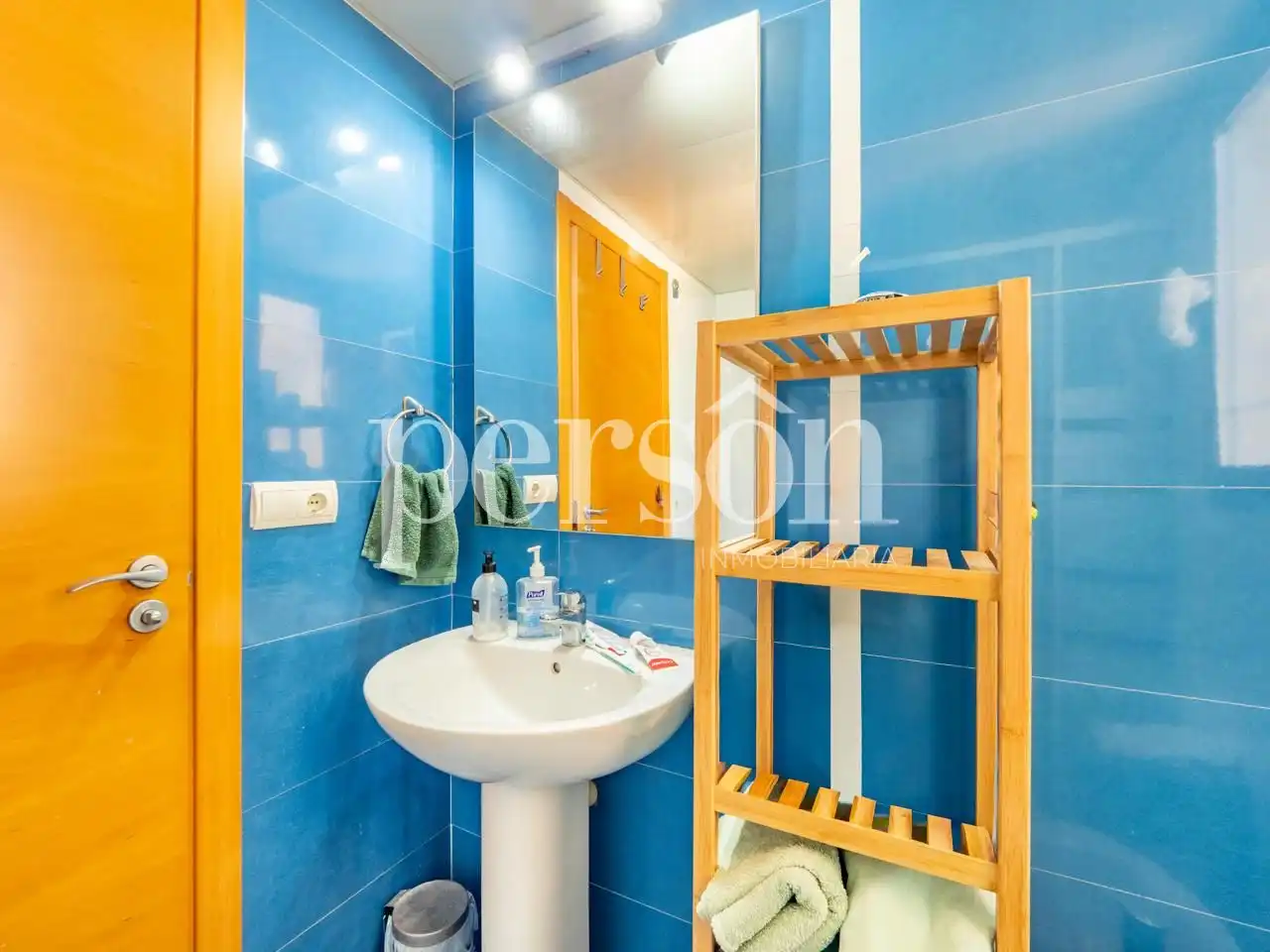 Bathroom of Flat for rent in Valencia  with Air Conditioner, Balcony and Community pool