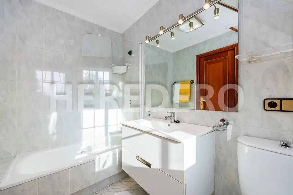 Baño de Casa o chalet en venta en Vigo  con Calefacción, Jardín privado y Terraza