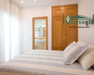 Dormitori de Apartament de lloguer en  Granada Capital amb Aire condicionat, Calefacció i Moblat