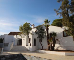 Vista exterior de Casa o xalet en venda en Mijas amb Jardí privat, Terrassa i Piscina