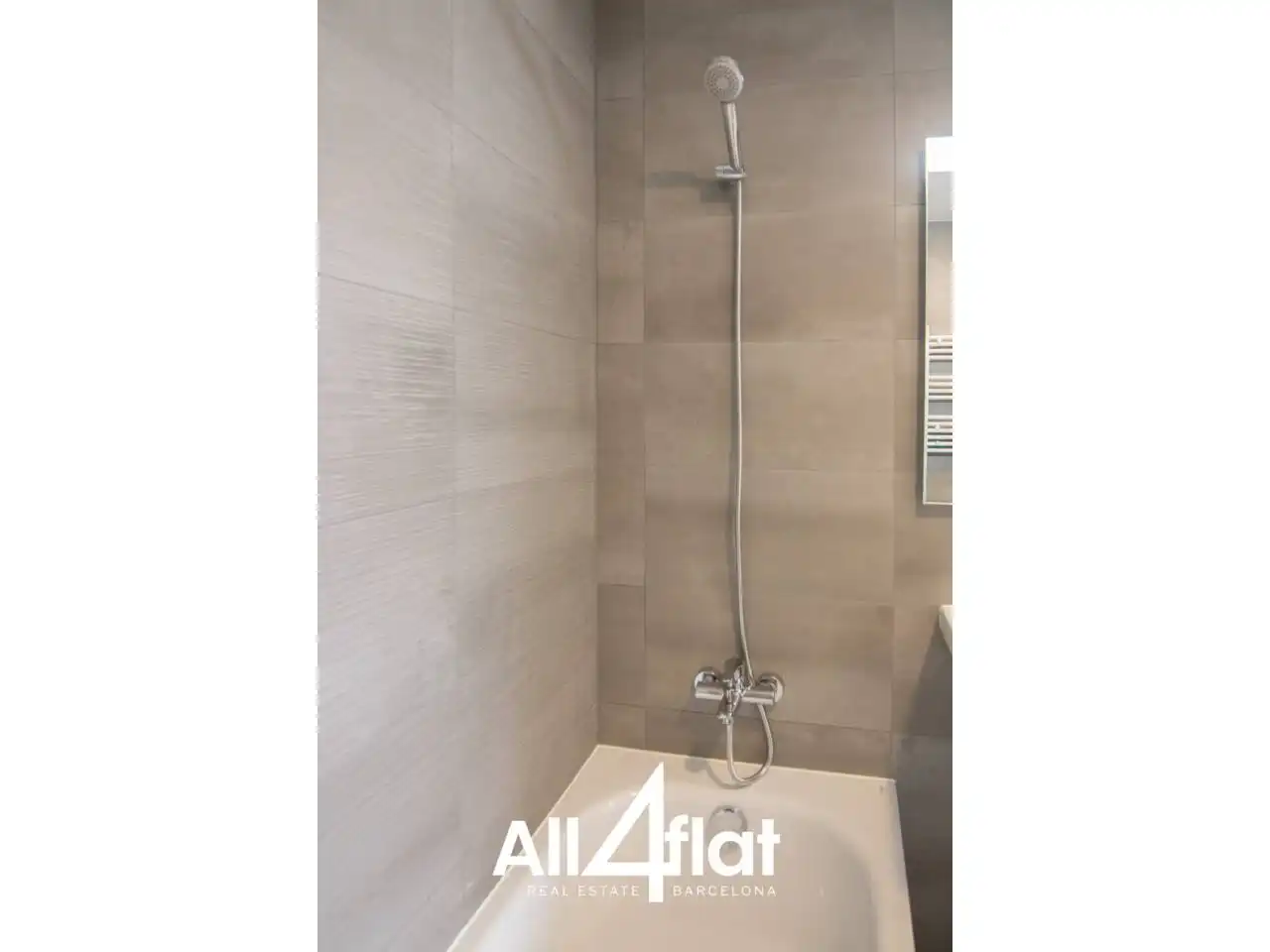 Badezimmer von Wohnung zur Miete in Barcelona mit Klimaanlage, Heizung und Parkett