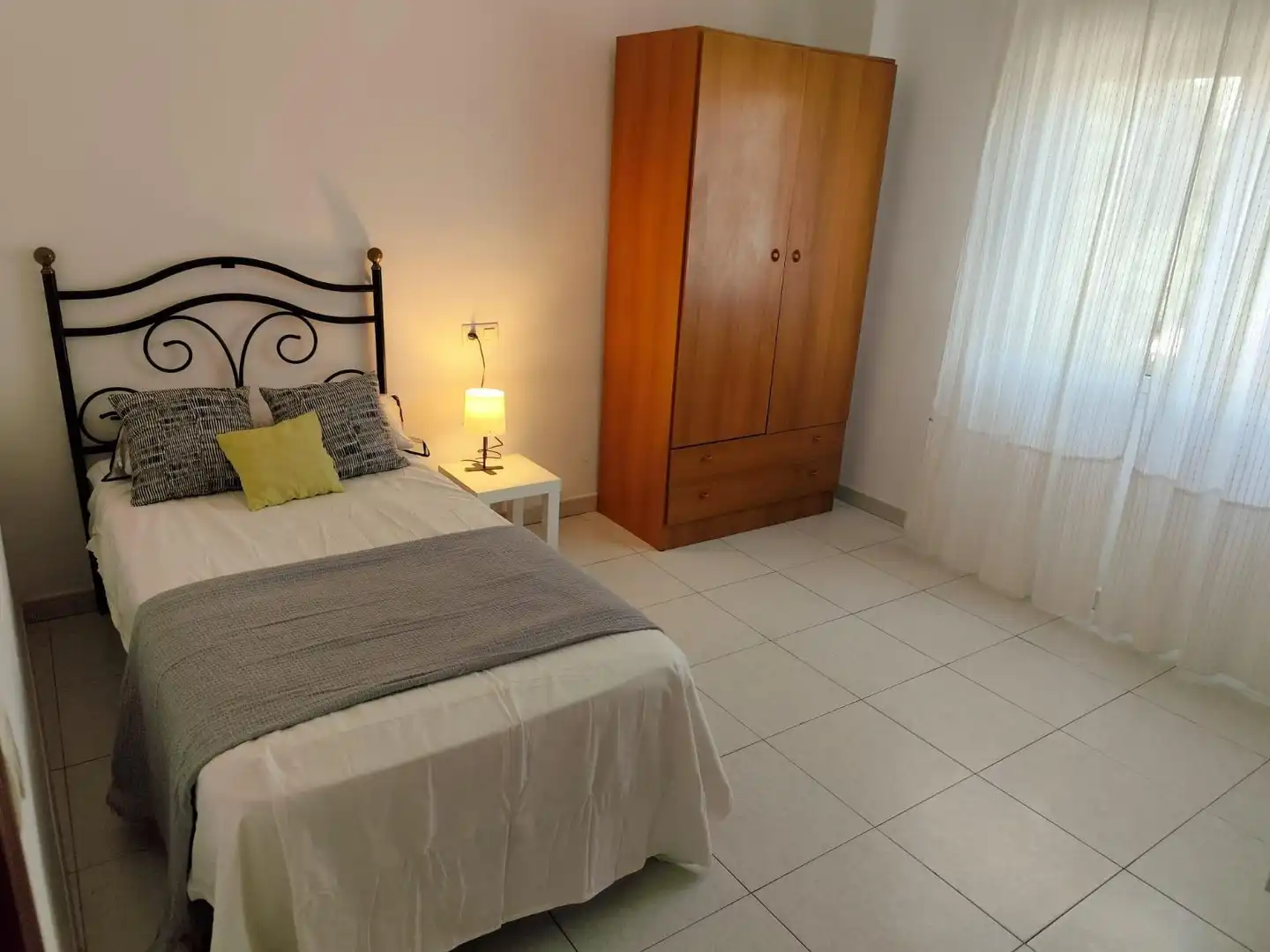 Habitación de Piso de alquiler en Sevilla con Aire acondicionado, Calefacción y Amueblado