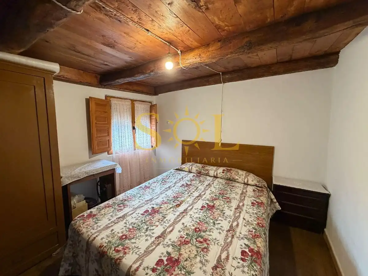 Dormitori de Casa o xalet en venda en Los Barrios de Luna  amb Calefacció i Moblat