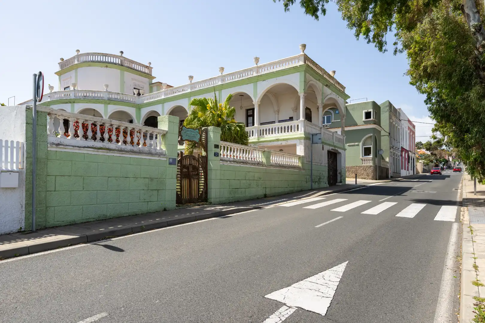 Vista exterior de Casa adosada en venda en Las Palmas de Gran Canaria amb Jardí privat, Traster i Moblat