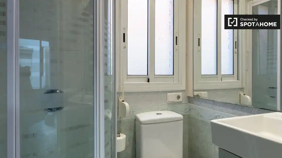 Badezimmer von Wohnung zur Miete in Barcelona mit Klimaanlage, Heizung und Möbliert