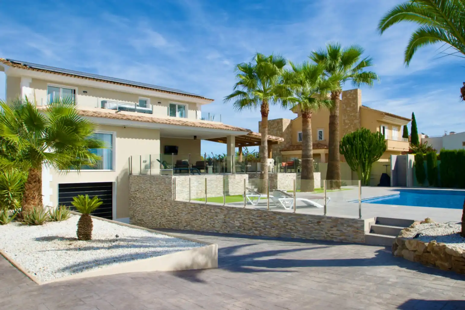 Vista exterior de Casa o xalet en venda en L'Alfàs del Pi amb Aire condicionat, Calefacció i Jardí privat