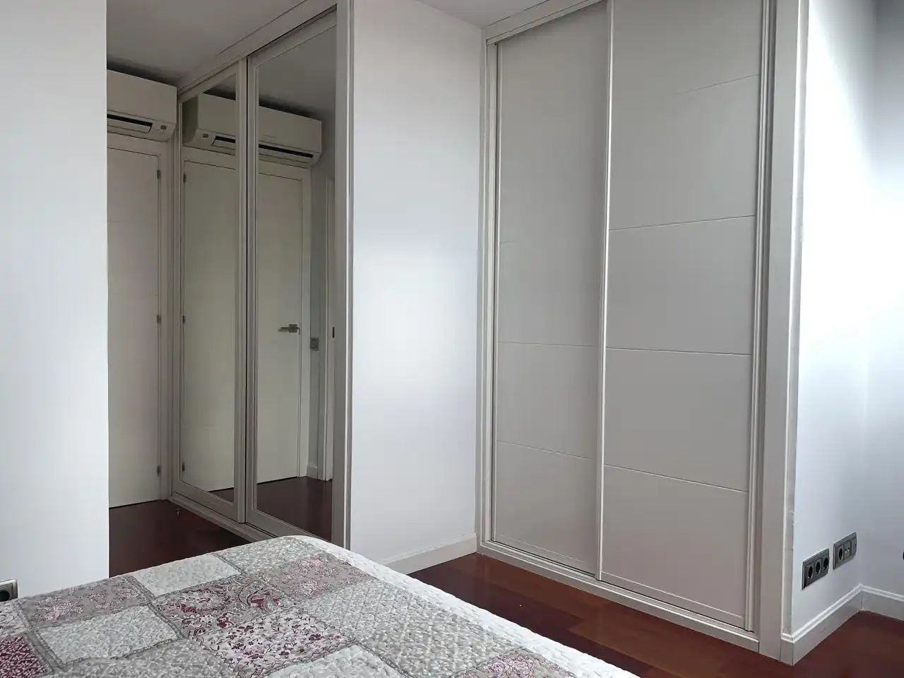Schlafzimmer von Dachboden zur Miete in Madrid mit Klimaanlage, Heizung und Möbliert