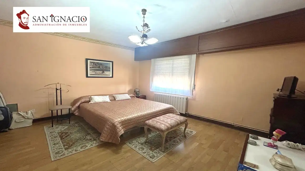Habitación de Casa o chalet en venta en Villarcayo de Merindad de Castilla la Vieja con Calefacción, Jardín privado y Piscina