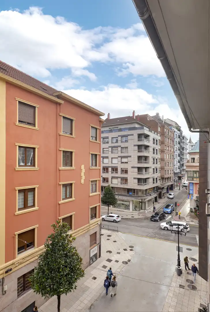 Vista exterior de Piso en venta en Oviedo  con Calefacción