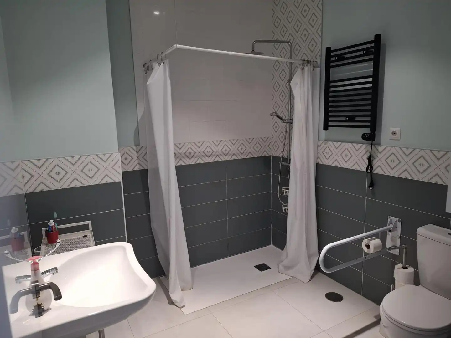 Badezimmer von Wohnung zur Miete in Villaviciosa de Odón mit Klimaanlage