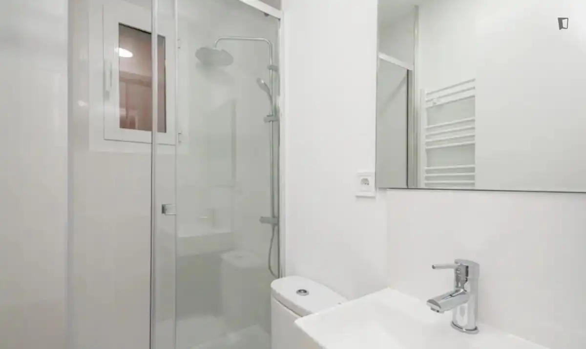 Baño de Apartamento para compartir en Madrid con Aire acondicionado, Calefacción y Amueblado
