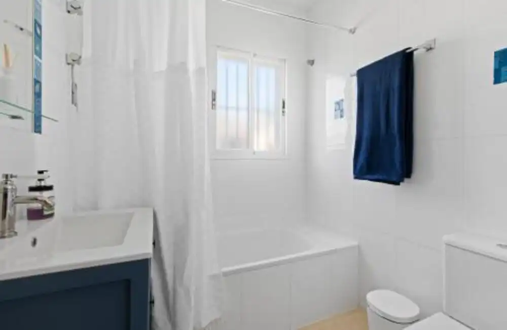 Bany de Casa adosada en venda en Marbella amb Aire condicionat, Jardí privat i Terrassa
