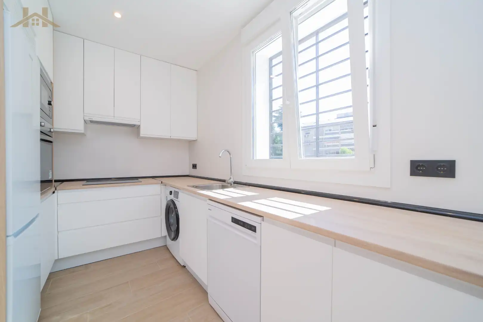 Kitchen of Flat for sale in Majadahonda  with Heating, Oven and Washing machine