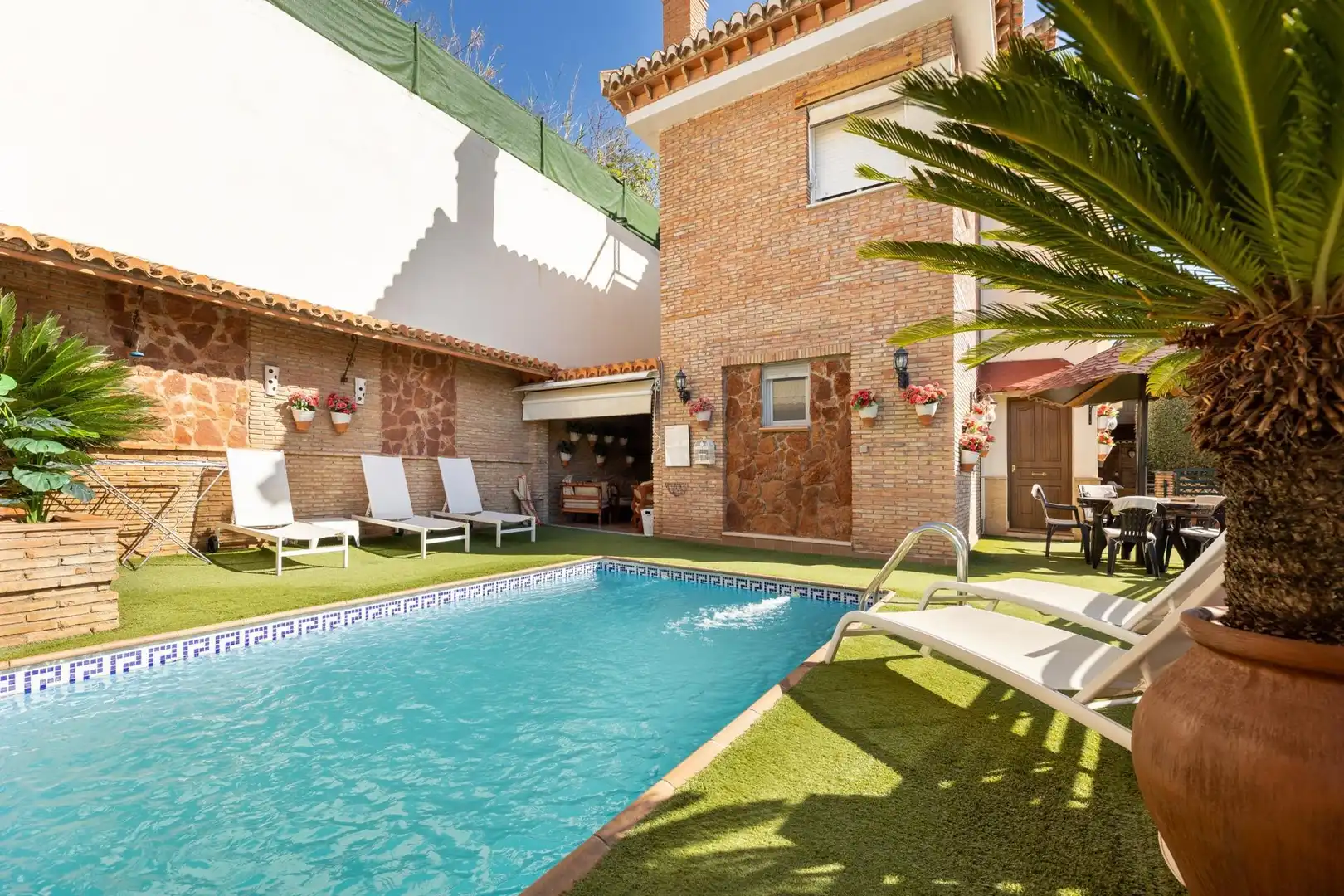 Piscina de Casa adosada en venda en Granada amb Aire condicionat, Calefacció i Jardí privat