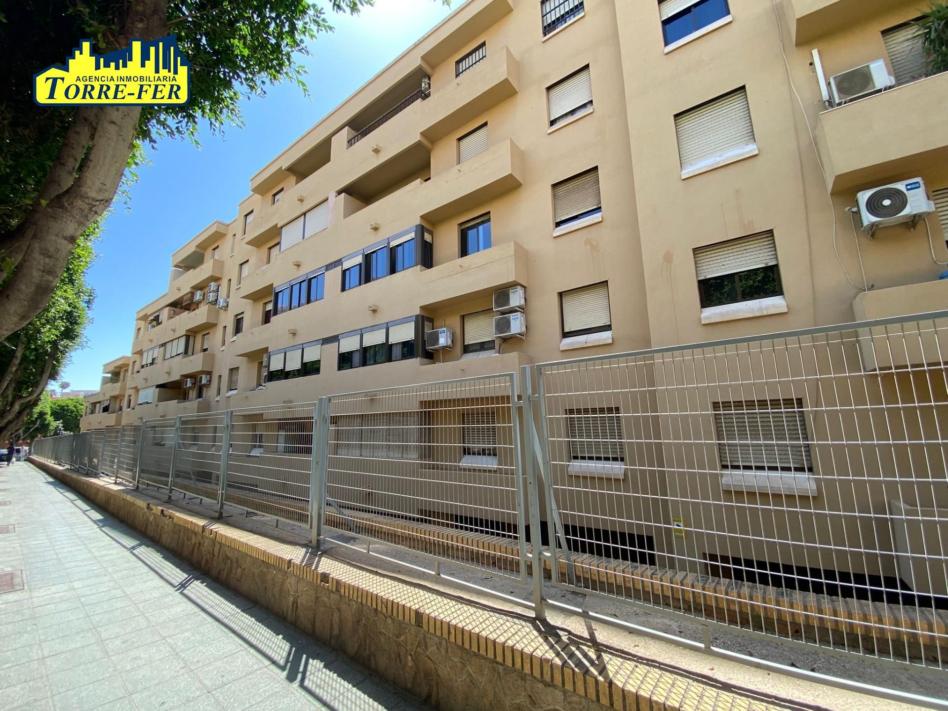 Vista exterior de Piso en venta en  Almería Capital