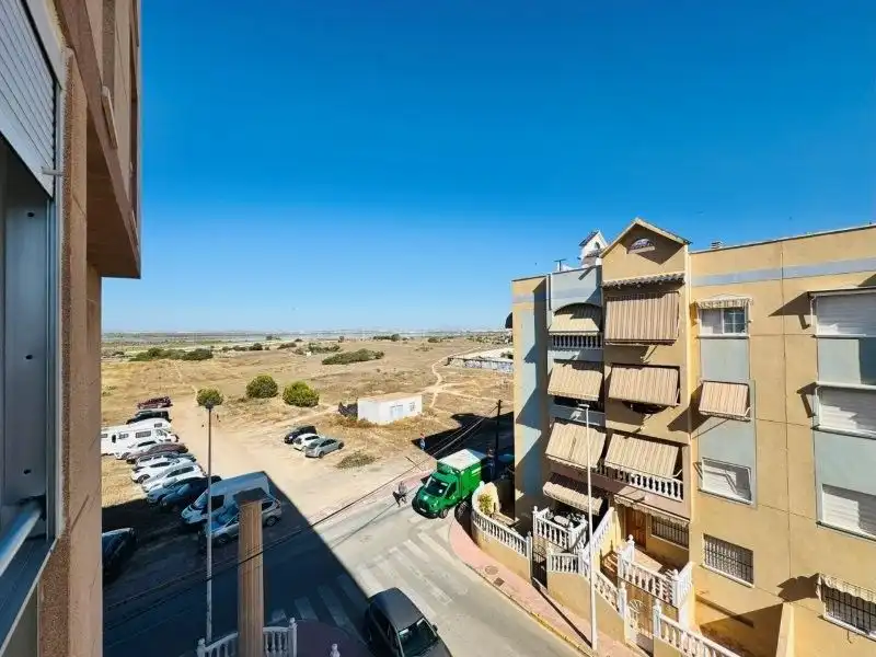Vista exterior de Apartament en venda en Torrevieja amb Aire condicionat, Moblat i Piscina comunitària