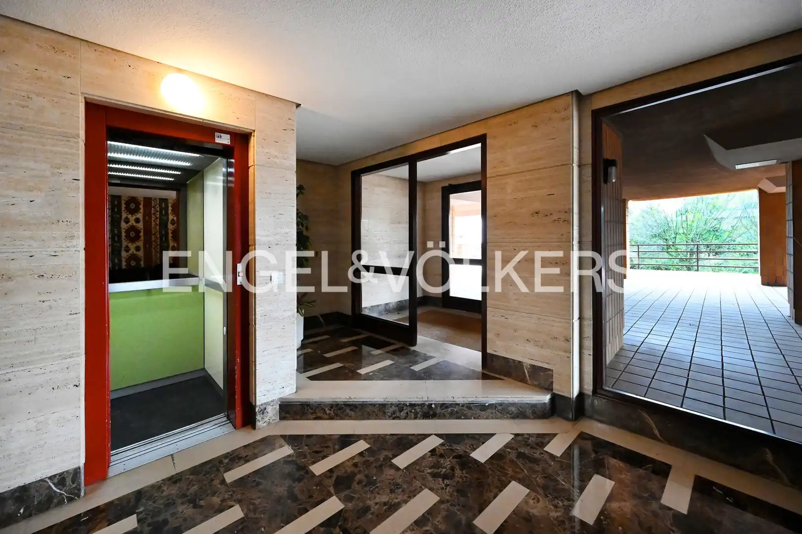 Wohnung zum Verkauf in Santander mit Heizung, Privatgarten und Abstellraum