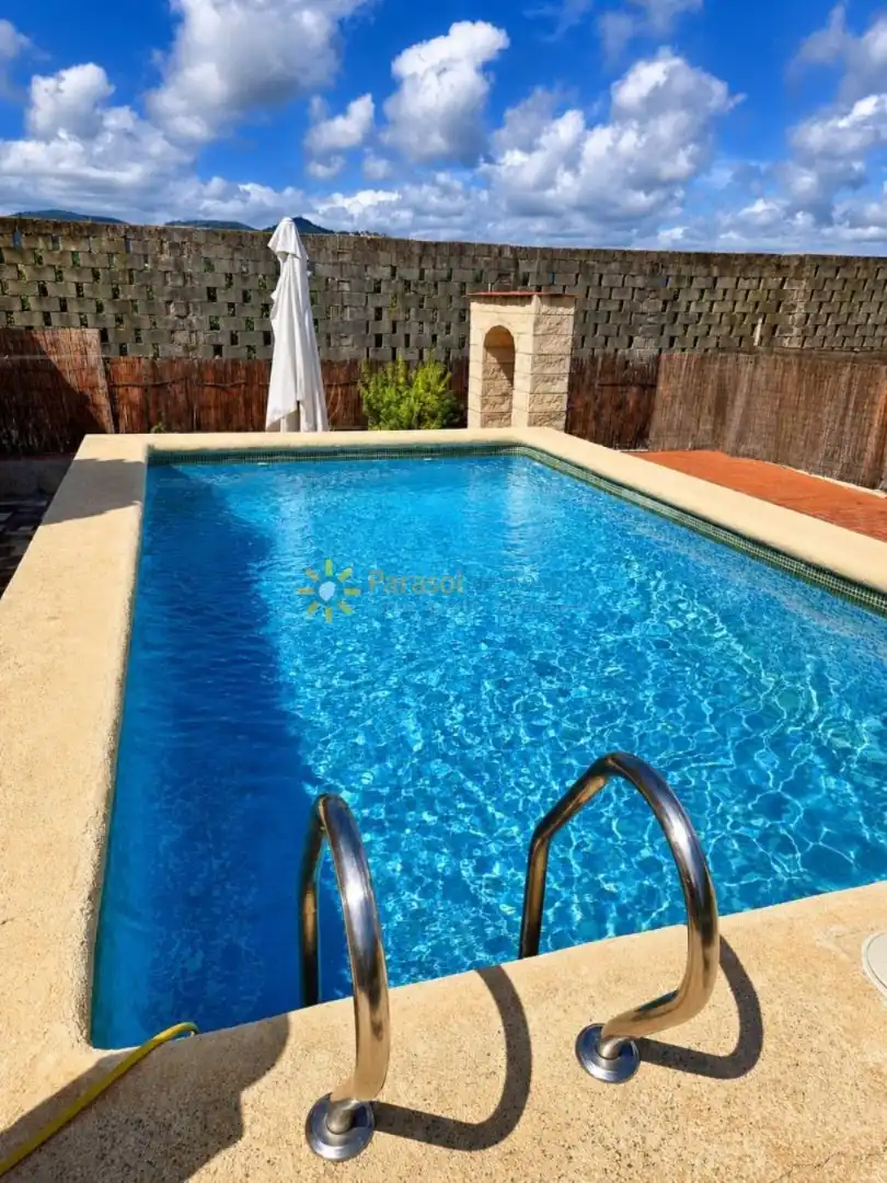 Schwimmbecken von Haus oder Chalet zum Verkauf in Oliva mit Klimaanlage, Privatgarten und Terrasse