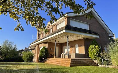 Vista exterior de Casa o xalet en venda en Las Rozas de Madrid amb Calefacció, Jardí privat i Piscina