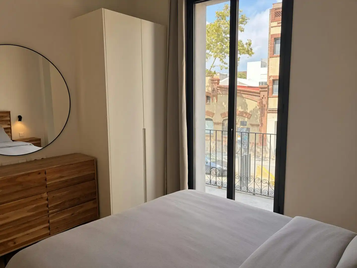 Dormitori de Pis de lloguer en Barcelona amb Aire condicionat, Calefacció i Jardí privat