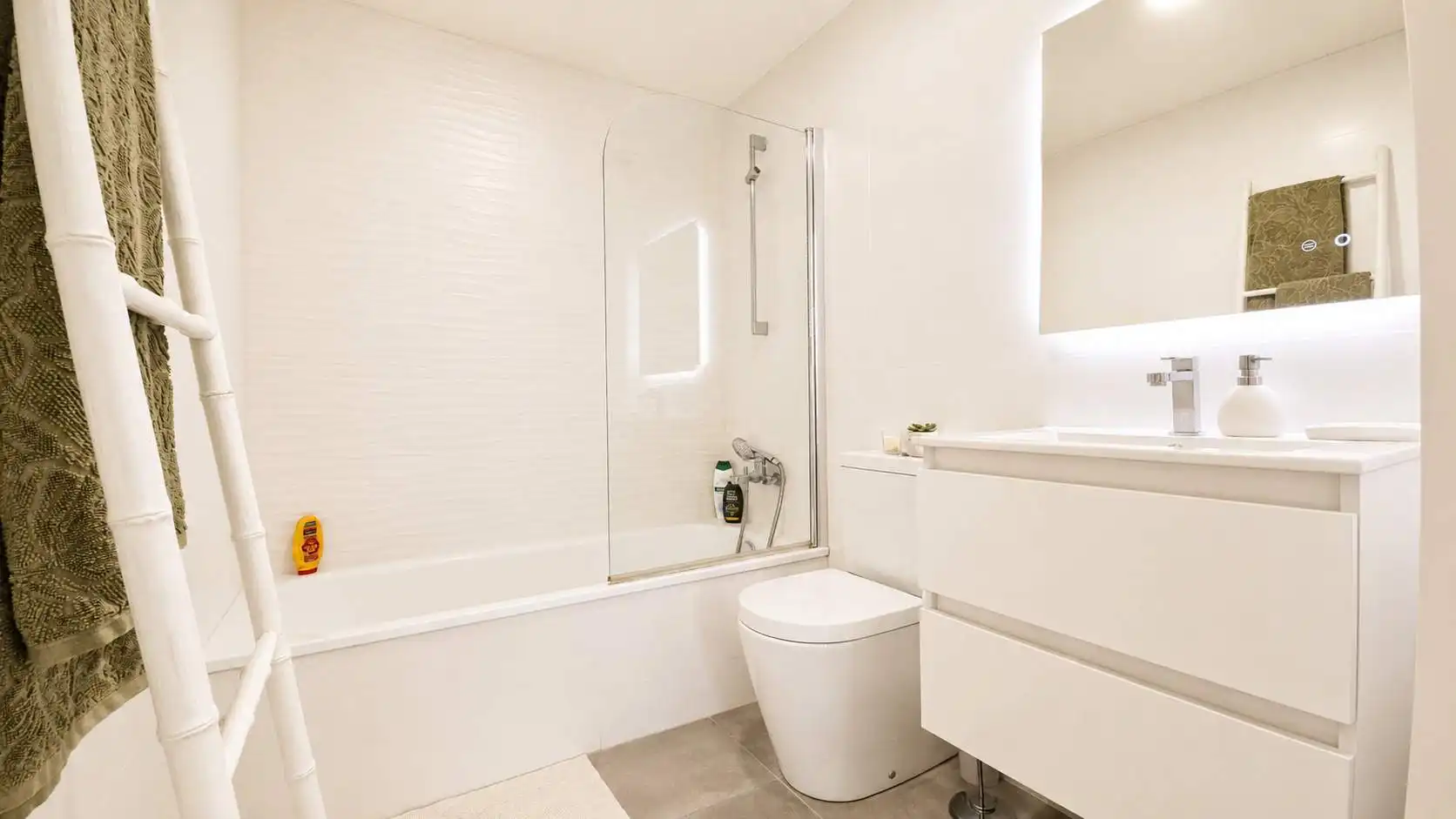 Badezimmer von Wohnung zur Miete in Badalona mit Klimaanlage, Terrasse und Möbliert