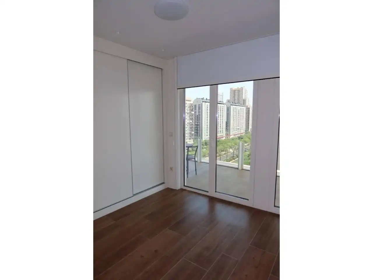Schlafzimmer von Wohnung zur Miete in Valencia mit Klimaanlage, Parkett und Balkon