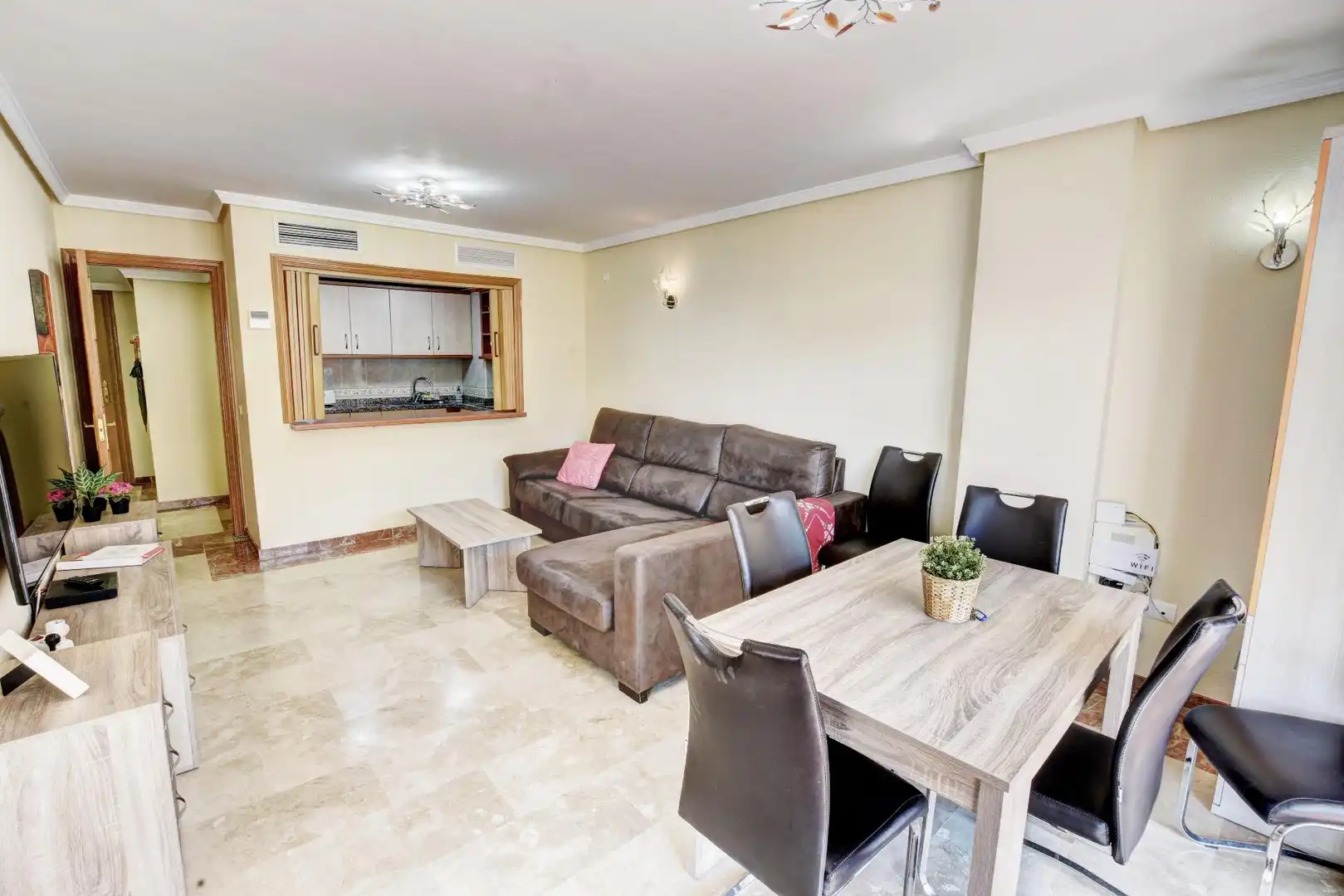 Sala d'estar de Apartament en venda en Benalmádena amb Aire condicionat, Terrassa i Piscina comunitària
