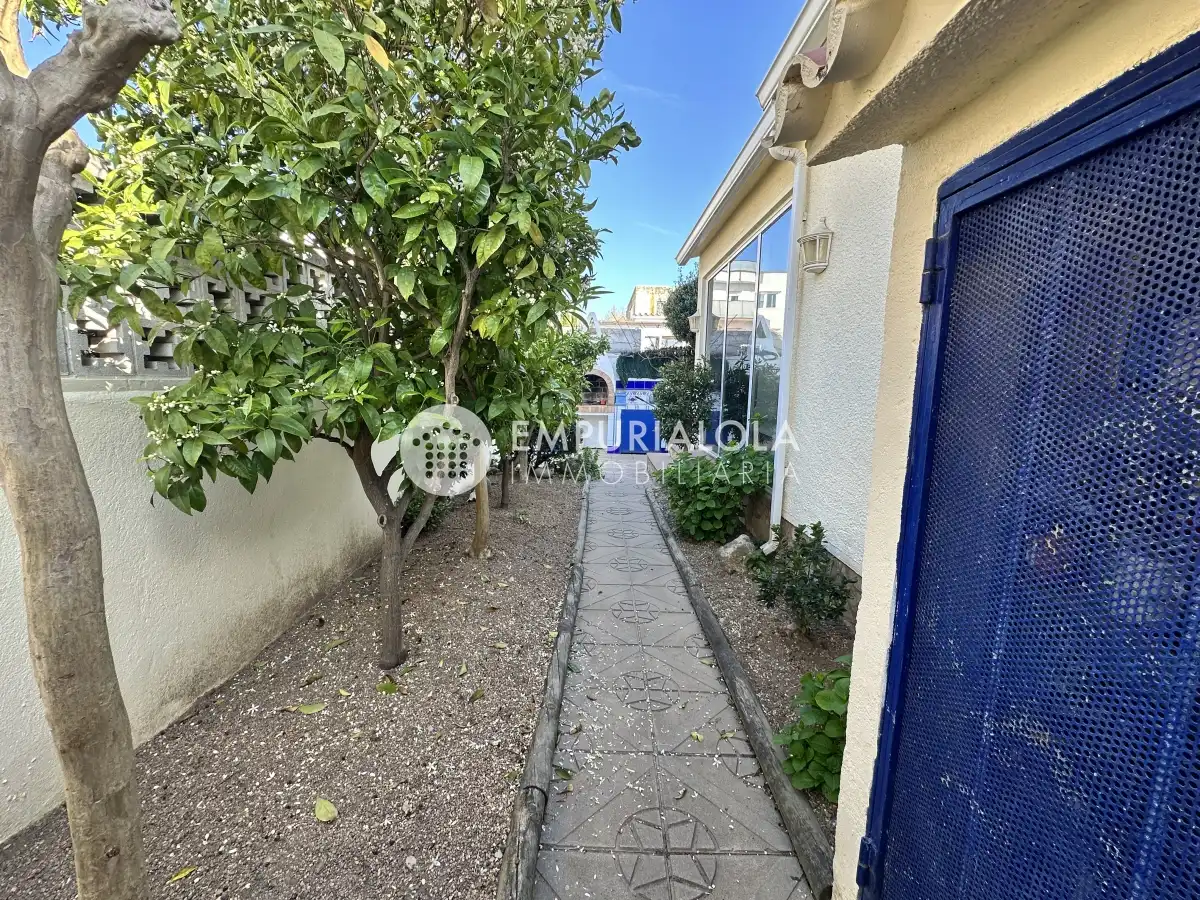 Vista exterior de Casa o xalet en venda en Empuriabrava amb Aire condicionat, Jardí privat i Piscina