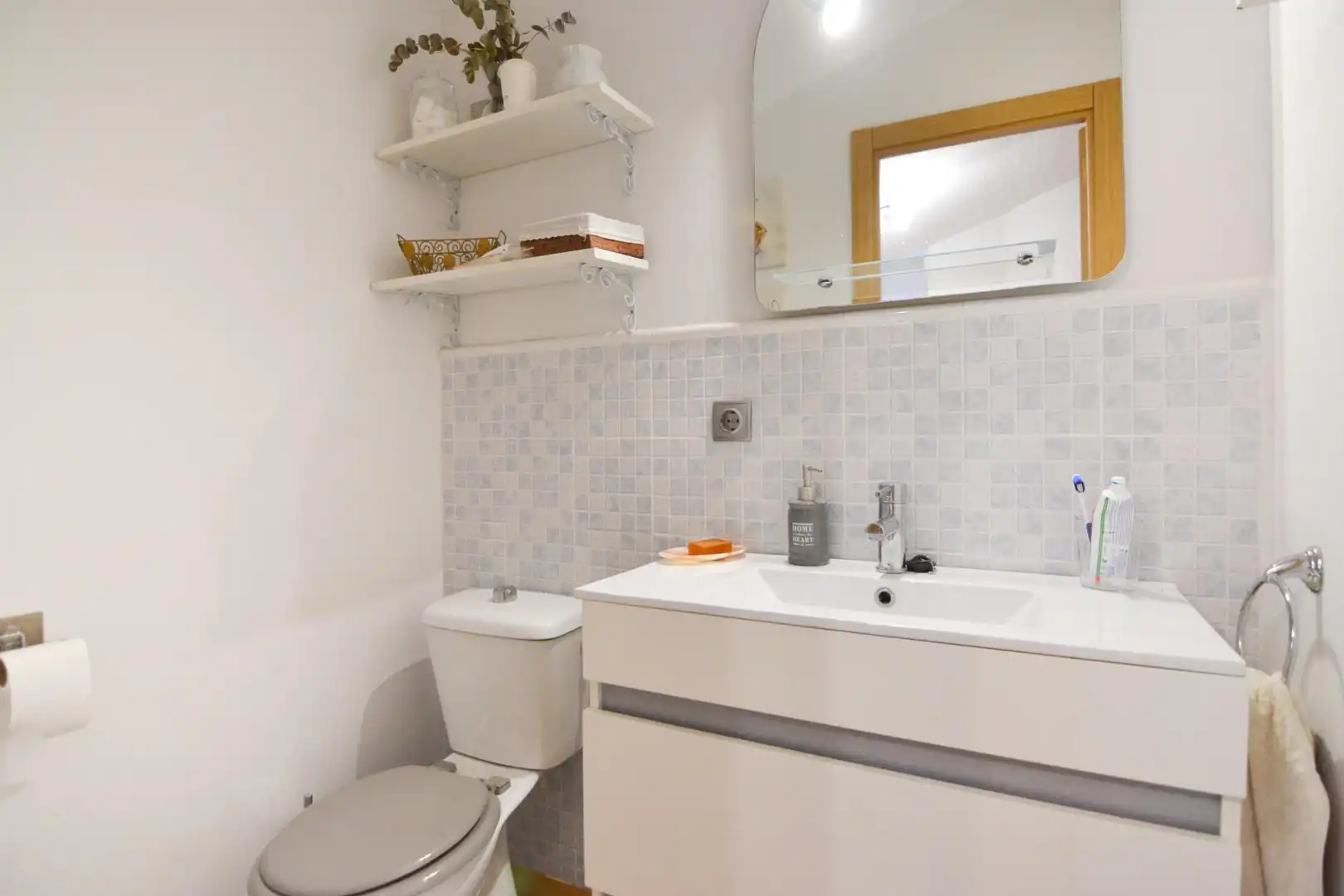 Bathroom of Duplexes for sale in Villanueva del Pardillo  with Air Conditioner, Heating and Parquet flooring