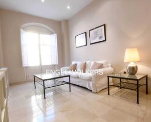 Sala d'estar de Apartament de lloguer en  Sevilla Capital amb Aire condicionat i Balcó