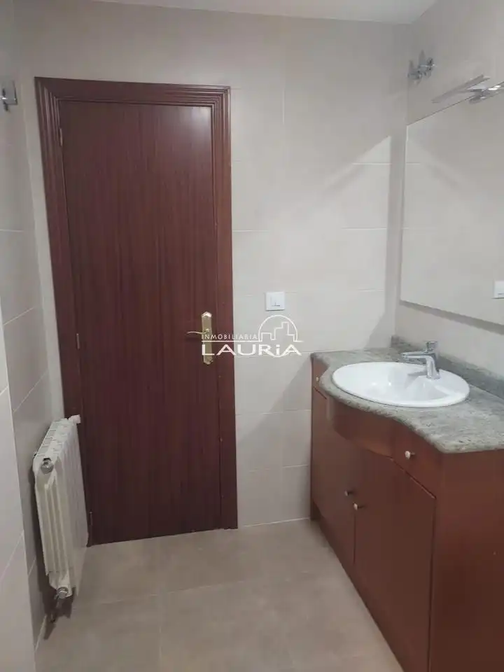 Bathroom of Flat for rent in Valencia  with Air Conditioner, Heating and Furnished