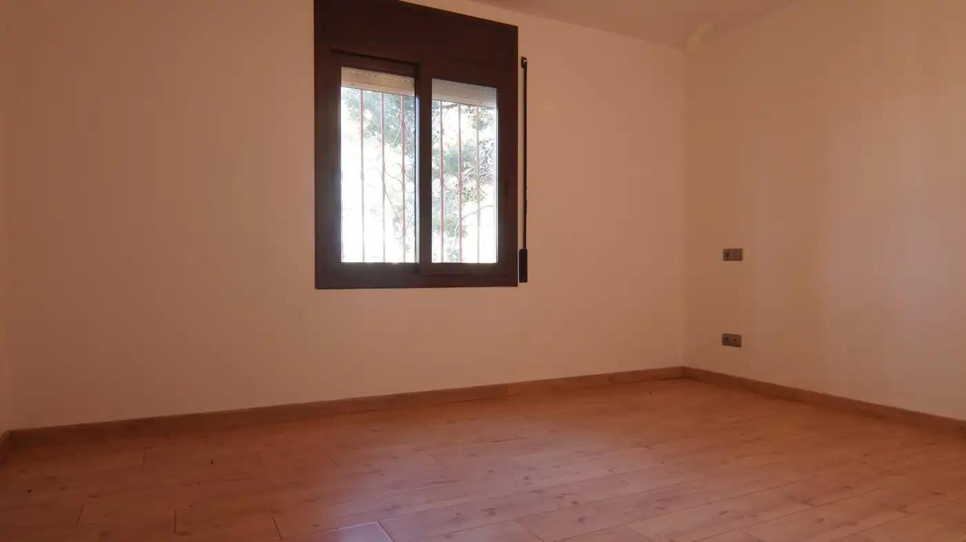 Dormitori de Casa o xalet en venda en El Catllar  amb Parquet, Terrassa i Piscina