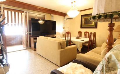 Living room of Flat for sale in  Sevilla Capital  with Air Conditioner, Terrace and Storage room