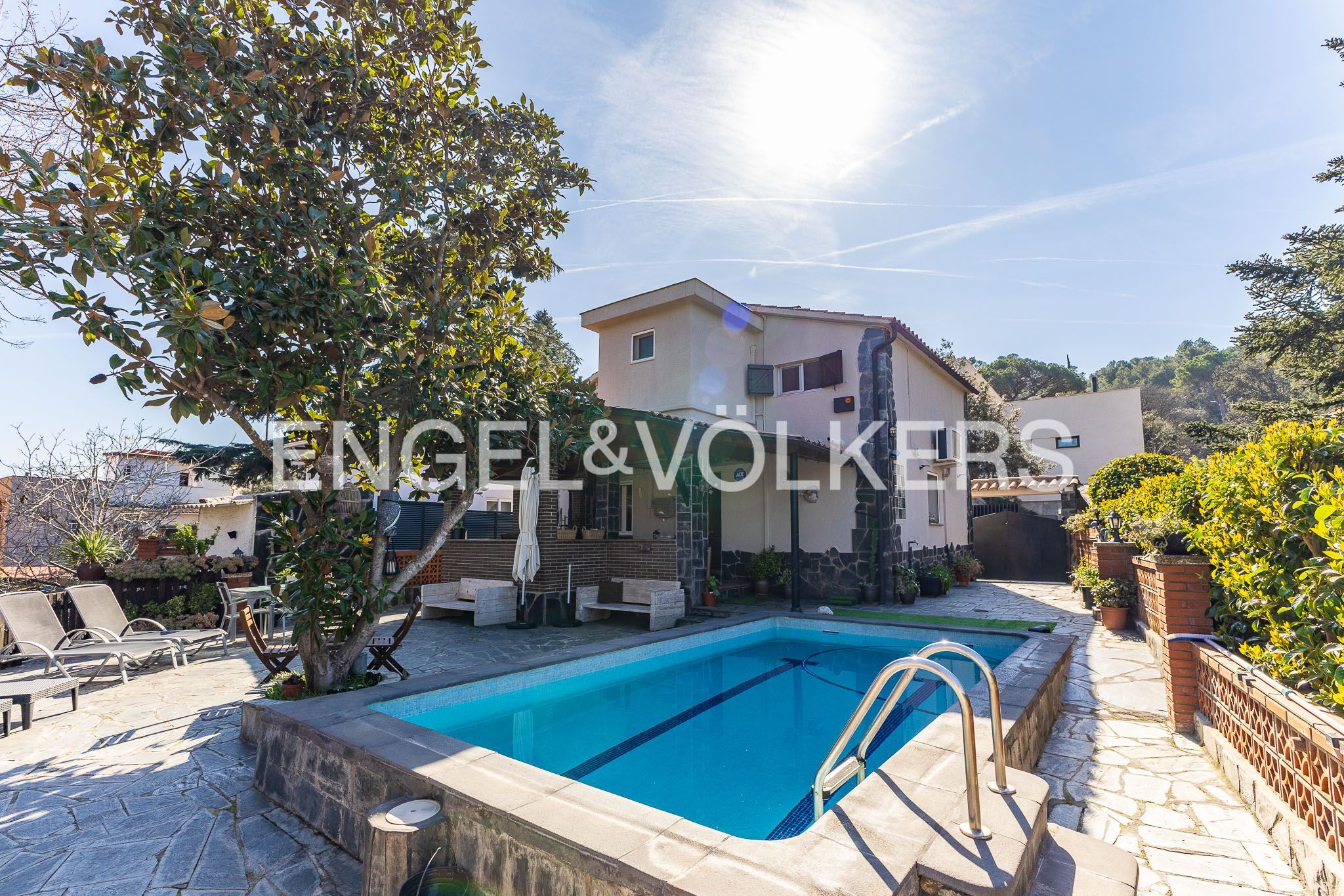 Vista exterior de Casa o xalet en venda en Sant Cugat del Vallès amb Aire condicionat, Calefacció i Jardí privat