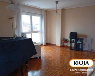 Sala d'estar de Pis en venda en Vitoria - Gasteiz amb Calefacció, Traster i Moblat