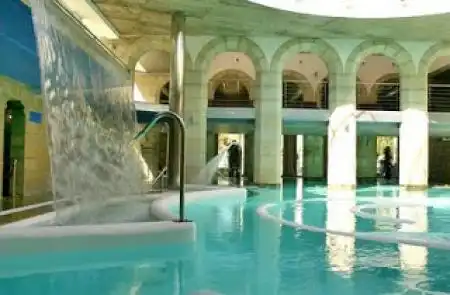 Piscina de Apartament en venda en Mondariz-Balneario amb Calefacció, Parquet i Traster
