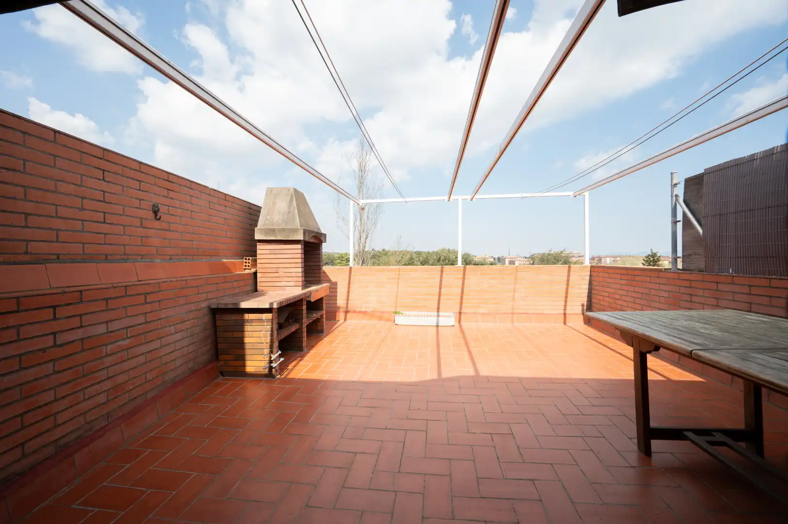 Terrasse von Einfamilien-Reihenhaus zum Verkauf in Sant Cugat del Vallès mit Klimaanlage, Heizung und Privatgarten