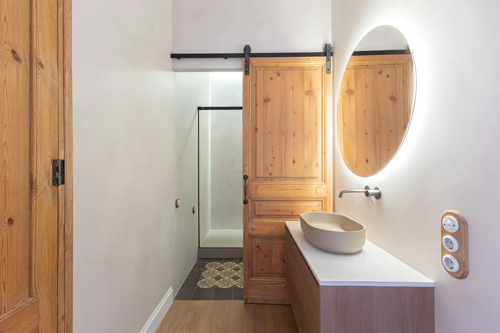Badezimmer von Wohnung zum Verkauf in Barcelona mit Klimaanlage, Heizung und Balkon