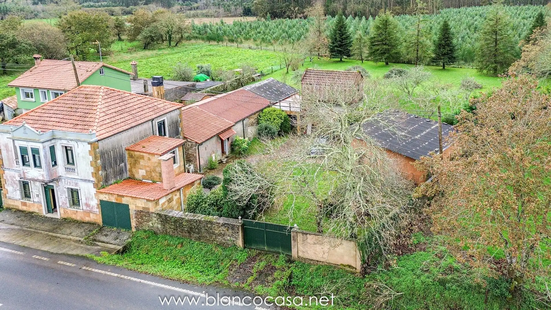 Houses for sale in Coristanco  with Private garden, Storage room and Furnished