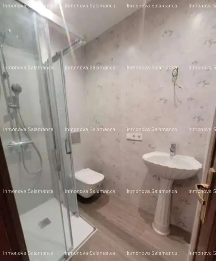 Baño de Piso en venta en Salamanca con Calefacción y Balcón