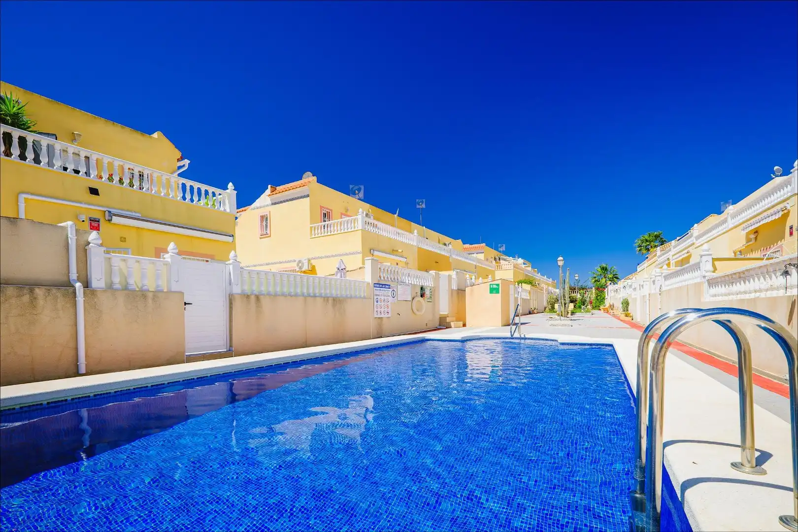 Piscina de Casa adosada en venta en Orihuela con Aire acondicionado, Calefacción y Jardín privado