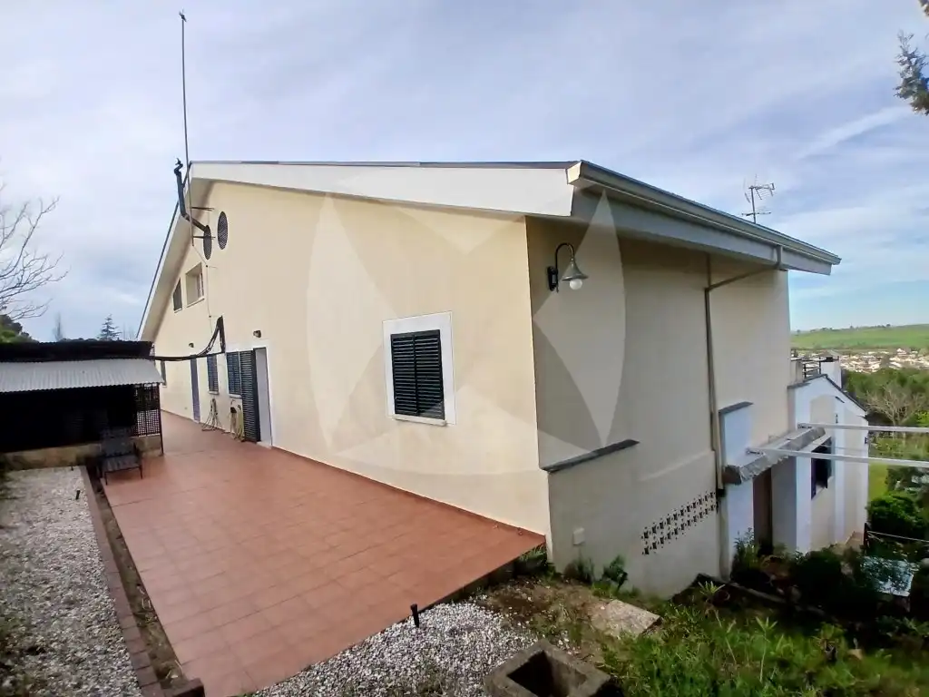 Vista exterior de Casa o xalet en venda en Badajoz amb Aire condicionat, Jardí privat i Terrassa