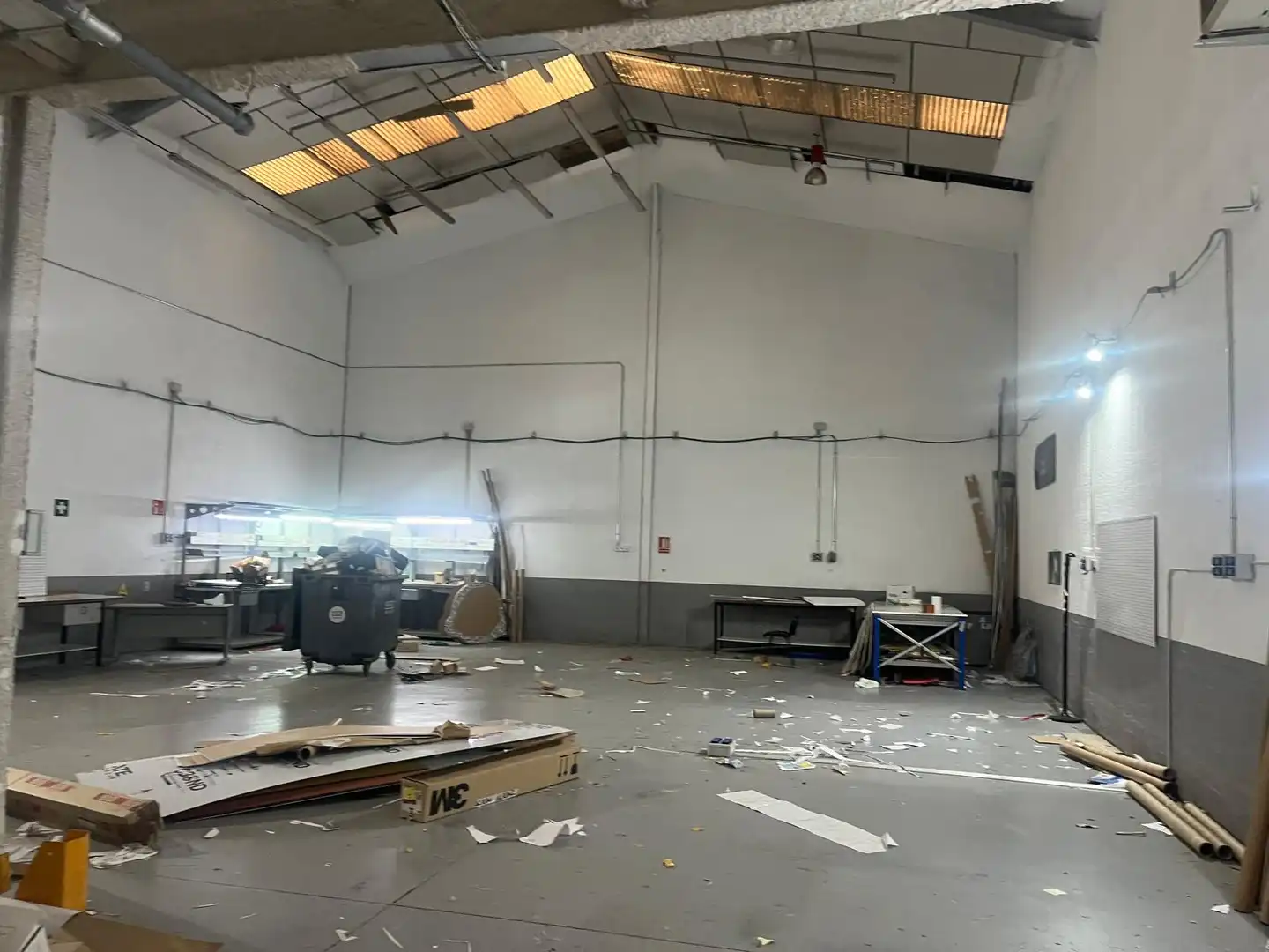 Nau industrial de lloguer en Cornellà de Llobregat amb Calefacció i Alarma