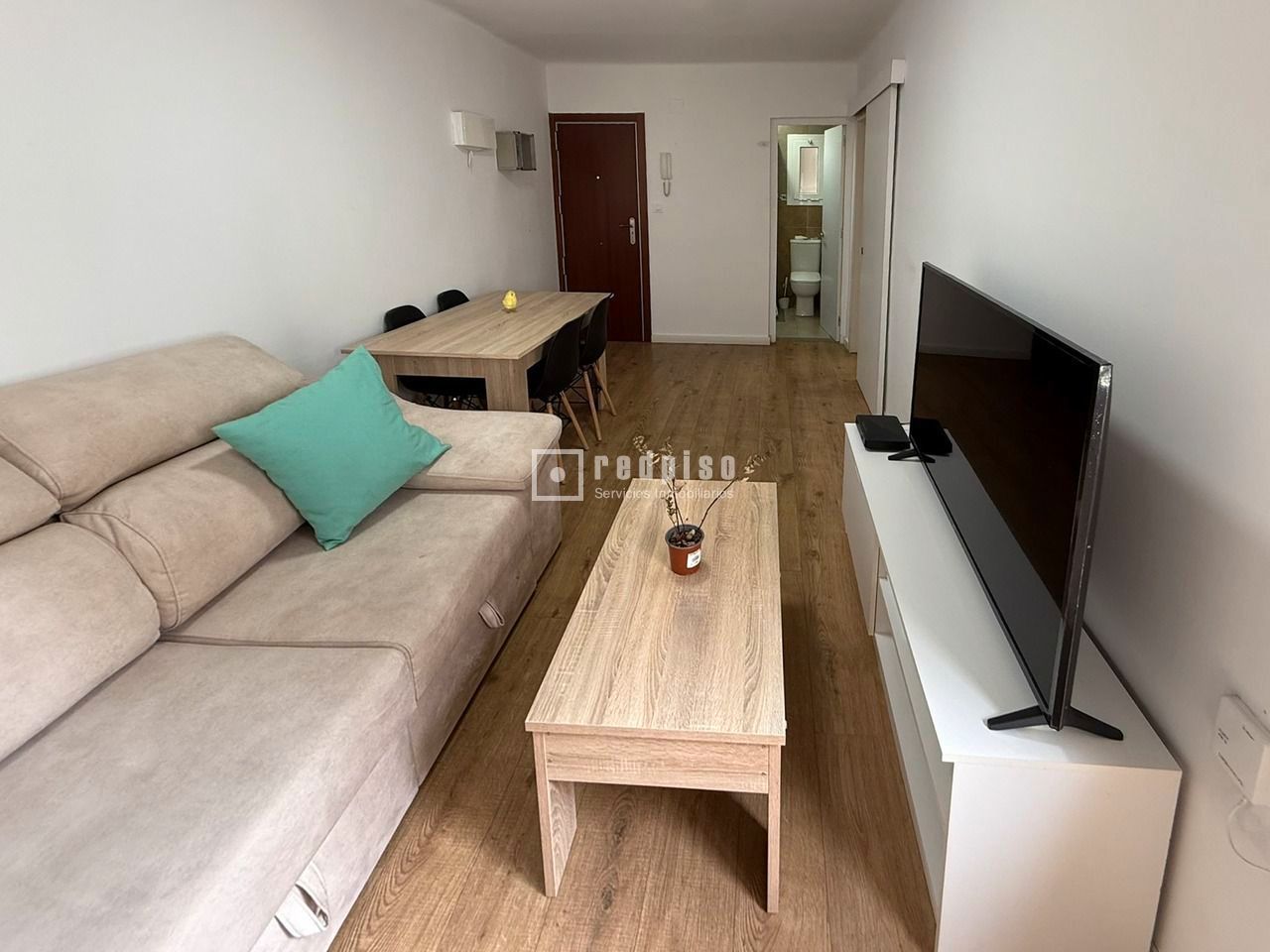 Sala d'estar de Pis en venda en L'Hospitalet de Llobregat amb Aire condicionat, Calefacció i Parquet