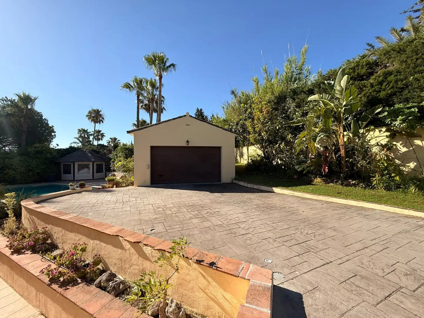 Vista exterior de Casa o xalet en venda en Estepona amb Aire condicionat, Jardí privat i Terrassa