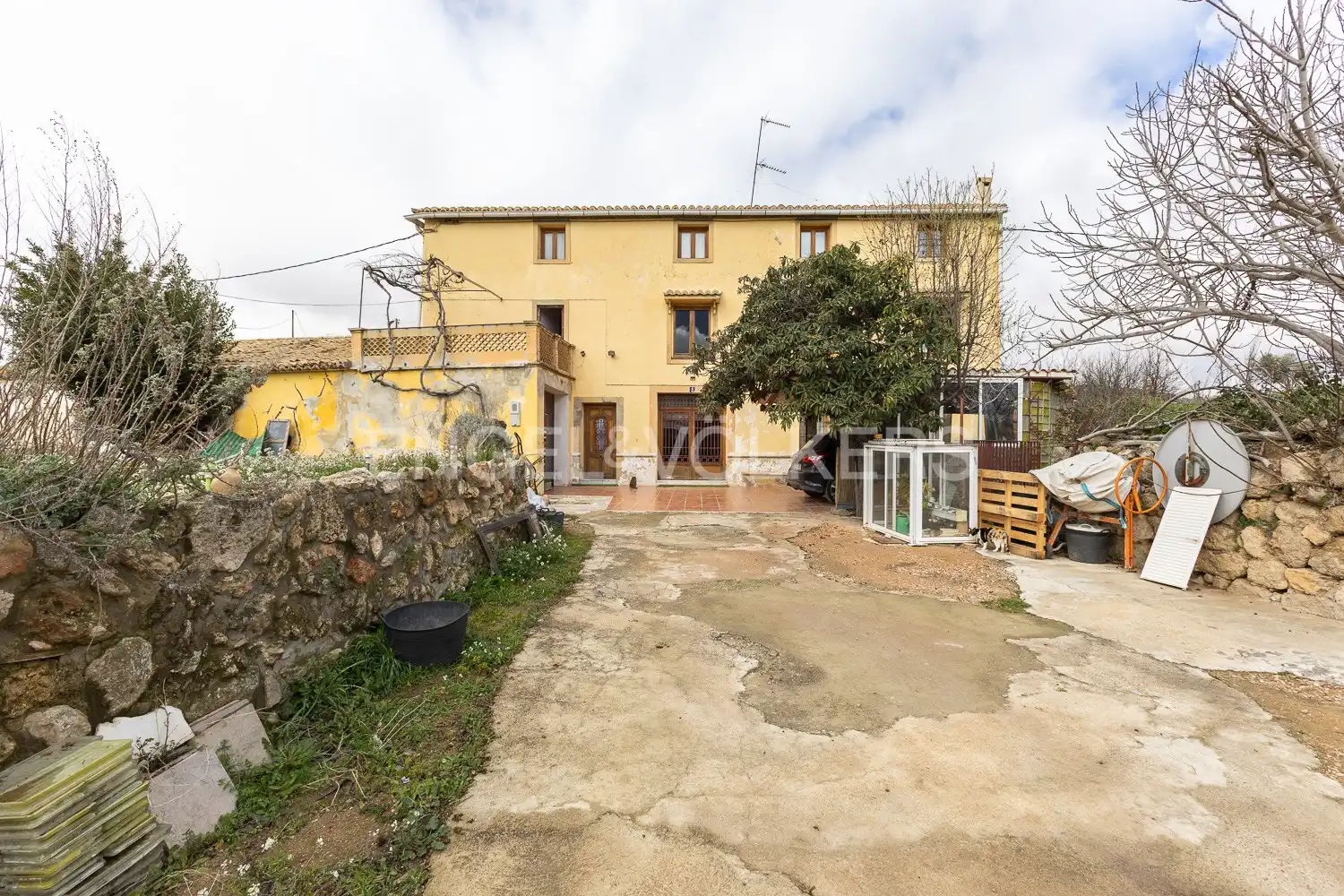 Vista exterior de Finca rústica en venda en Requena amb Aire condicionat, Calefacció i Jardí privat