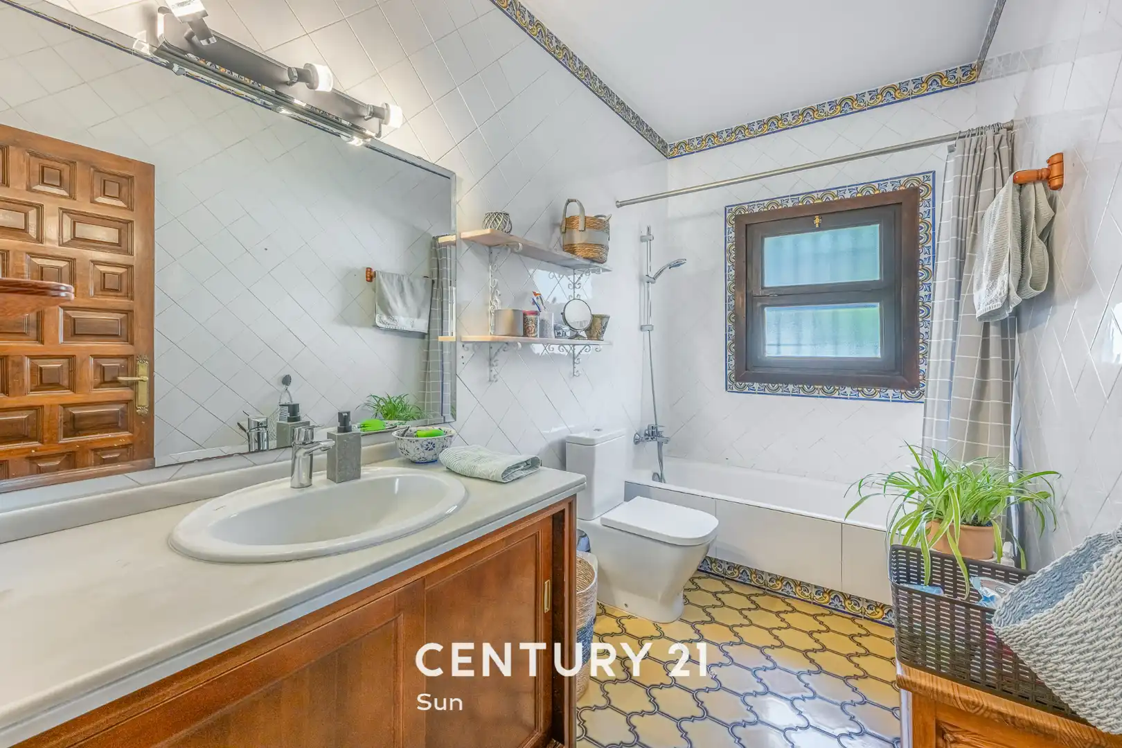 Badezimmer von Country house zum Verkauf in Marbella mit Privatgarten und Balkon