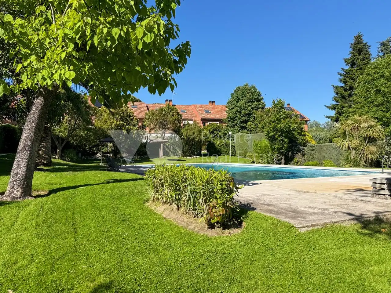 Piscina de Casa adosada en venta en Majadahonda con Aire acondicionado, Calefacción y Jardín privado