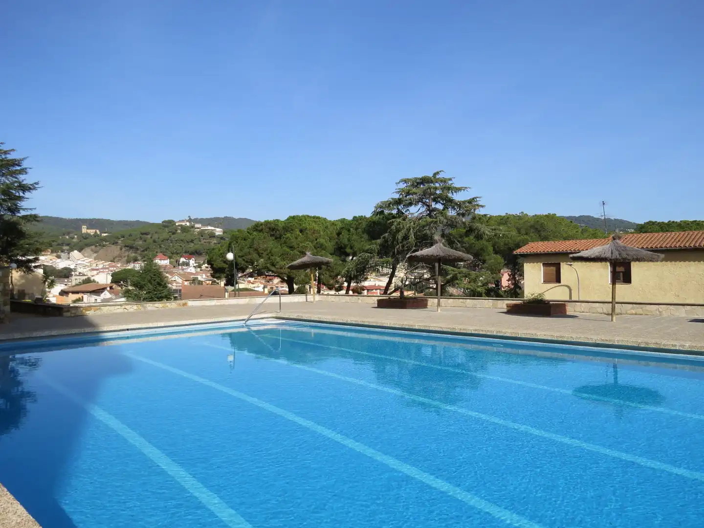 Schwimmbecken von Erdgeschoss zum Verkauf in Sant Andreu de Llavaneres mit Heizung, Terrasse und Ofen