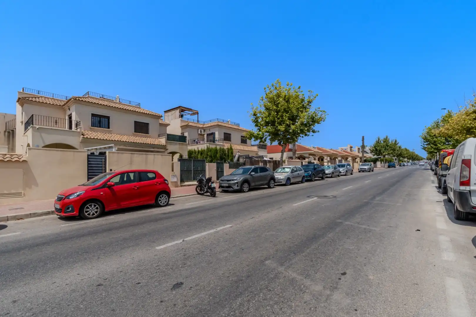 Vista exterior de Casa o xalet en venda en Torrevieja amb Jardí privat, Terrassa i Piscina